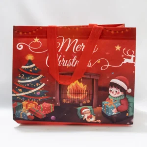 Sac cadeau de Noël rouge, scène d'enfant et chat au coin du feu