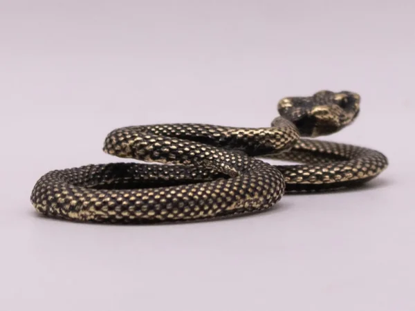 Serpent en laiton doré enroulé - Décoration exotique et élégante