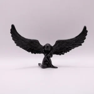 Statue ange noir gothique aux ailes déployées en plastique